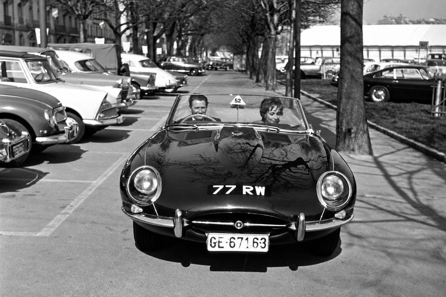 Norman Dewis am Steuer des Roadsters «77 RW» bei einer Vorführfahrt in Genf. Jaguars Test- und Entwicklungsingenieur hatte das zweite Demonstrationsauto aus Coventry nachgeliefert. Bild: ©JDHT