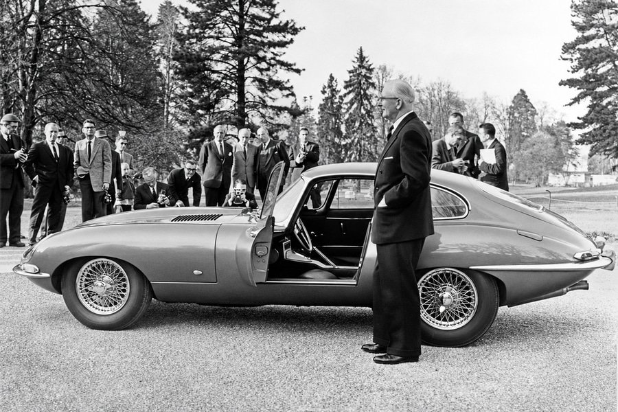 Weltpremiere im Grünen: Sir William Lyons präsentiert das E-Type-Coupé «9600 HP» im März 1961 vor Journalisten im Genfer Parc des Eaux-Vives. Bild: ©JDHT