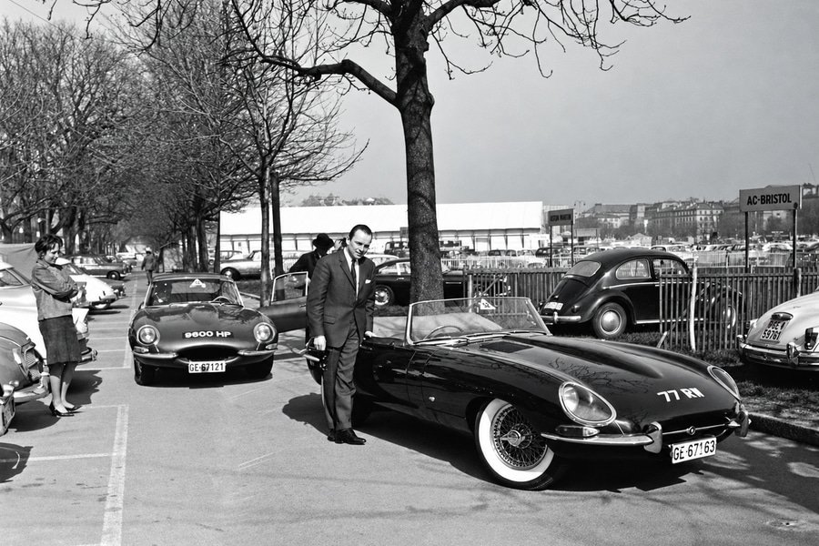 Le roadster « 77 RW », au premier plan, et le coupé « 9600 HP », derrière lui, attendent leur tour à Genève en 1961. À côté de l’E-Type ouverte se tient Jacques de Clippel, importateur belge de Jaguar. Photo : ©JDHT
