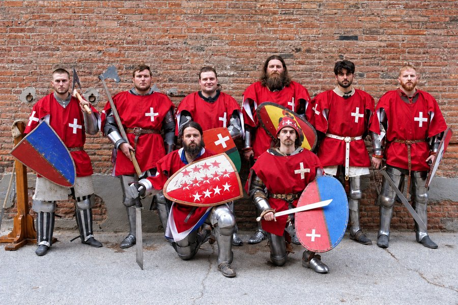 Stahl verbindet: An der WM in Barcelona wurde Domenik Wylers Team rasch zur eingeschworenen Truppe – und erlebte trotz sprachlicher Barrieren eine geniale Zeit in internationaler Buhurt-Atmosphäre.