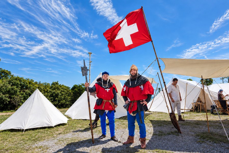 À environ 100 mètres de la mer : le capitaine Fabian (à gauche) et Domenik font le guet devant le camp suisse à Barcelone.