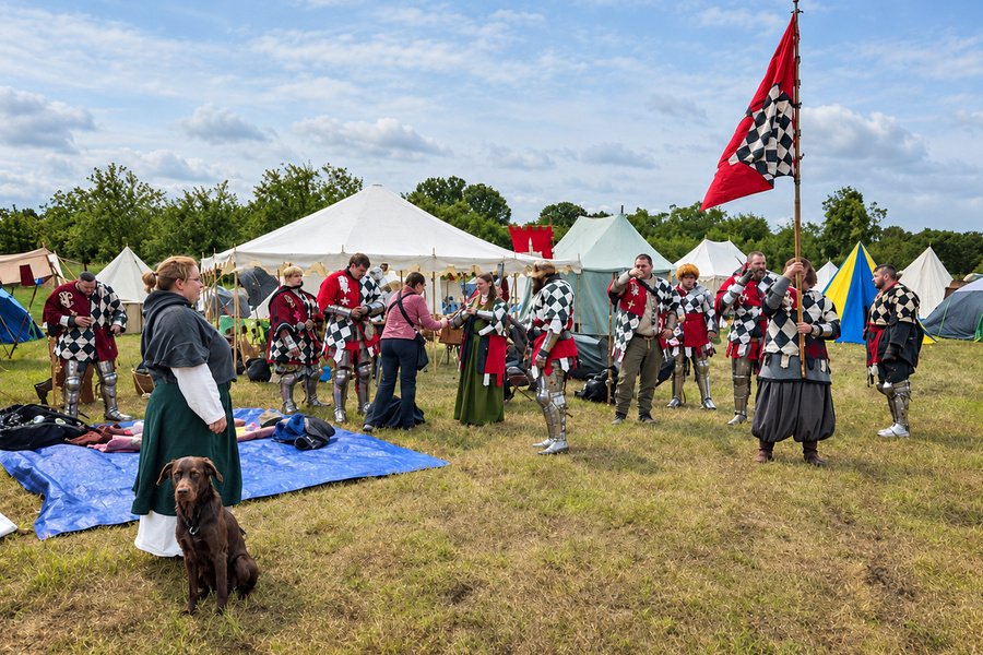 Préparation, échauffement, entrée en lice et enfilage des armures au tournoi de Münzenberg. Cette dernière opération, toutefois, ne se fait pas entièrement en solo : les supporteurs et assistants sont indispensables.