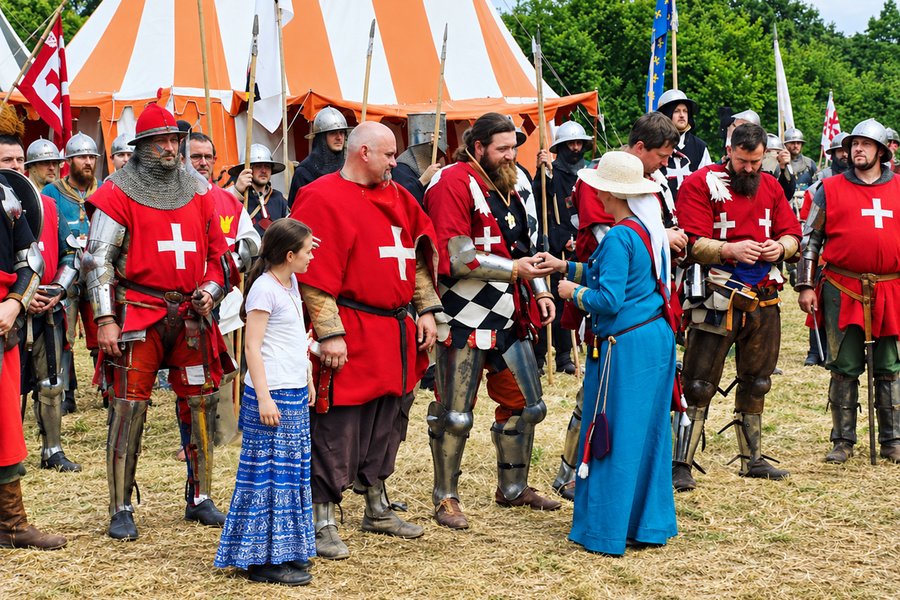 C’est fait – la victoire au tournoi de Münzenberg revient à Domenik et à son équipe. La dame d’honneur les félicite lors de la cérémonie de remise des prix. 