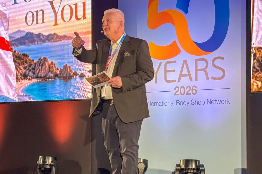 Businessdirektor Amedeo Bonorva begrüsst die Gäste und blickt auf 50 Jahre «Acoat Selected» zurück – fünf Jahrzehnte Partnerschaft in der Carrosserie- und Lackierbranche.