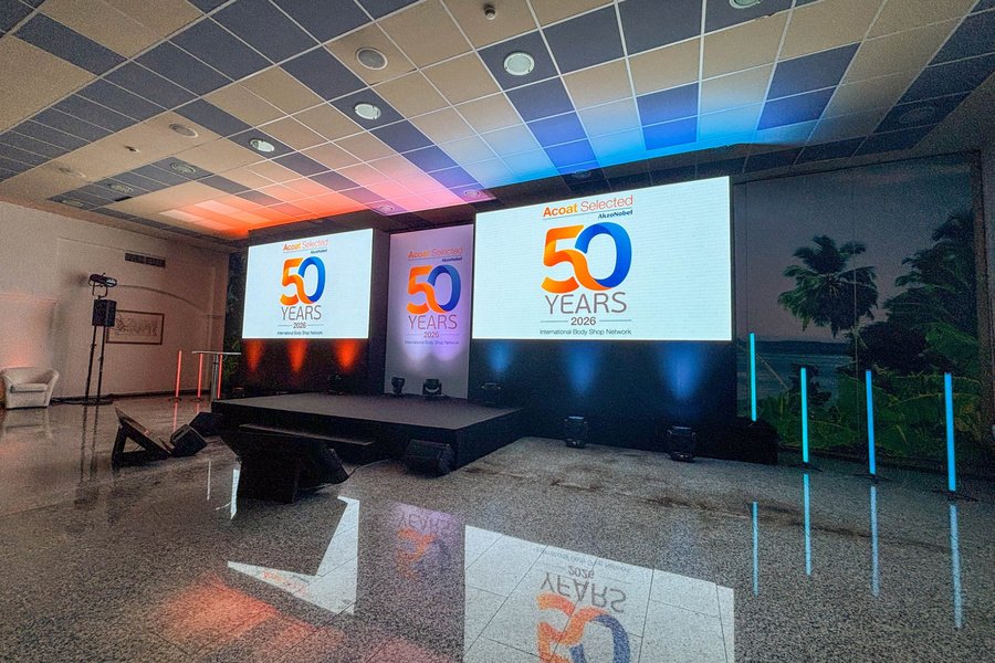 Cinquante ans d’«Acoat Selected»: les projections sur scène donnent le ton de cette rencontre anniversaire du réseau en Sardaigne.
