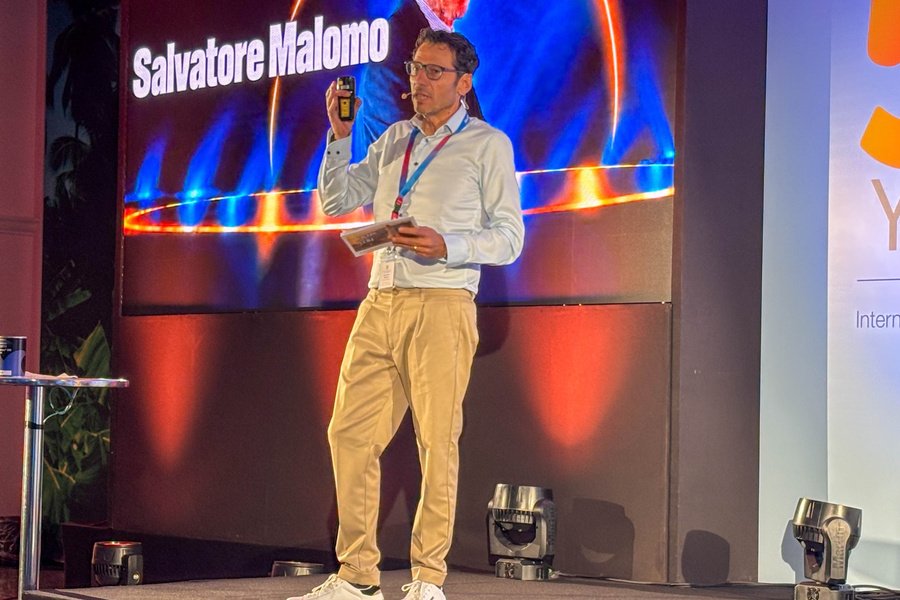Salvatore Malomo, chargé de l’organisation de l’événement, donne aux invités un aperçu de la suite du programme de ce samedi soir.