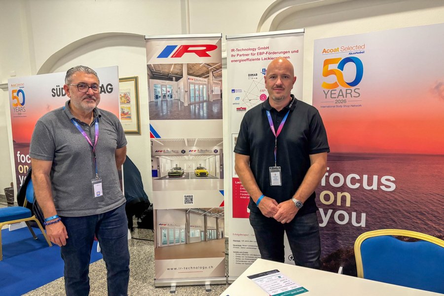 Roberto Debellis, à gauche, et Laurent Schwendeler représentent «IR-Technology» sur leur stand. Leur cœur de métier: la vente, l’installation et le service de cabines de peinture conçues pour optimiser les processus.