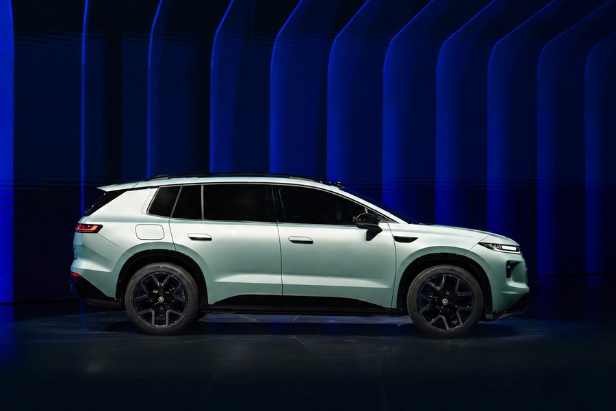 Une ligne de toit presque horizontale et un arrière très vertical donnent à ce SUV électrique une allure résolument sobre.