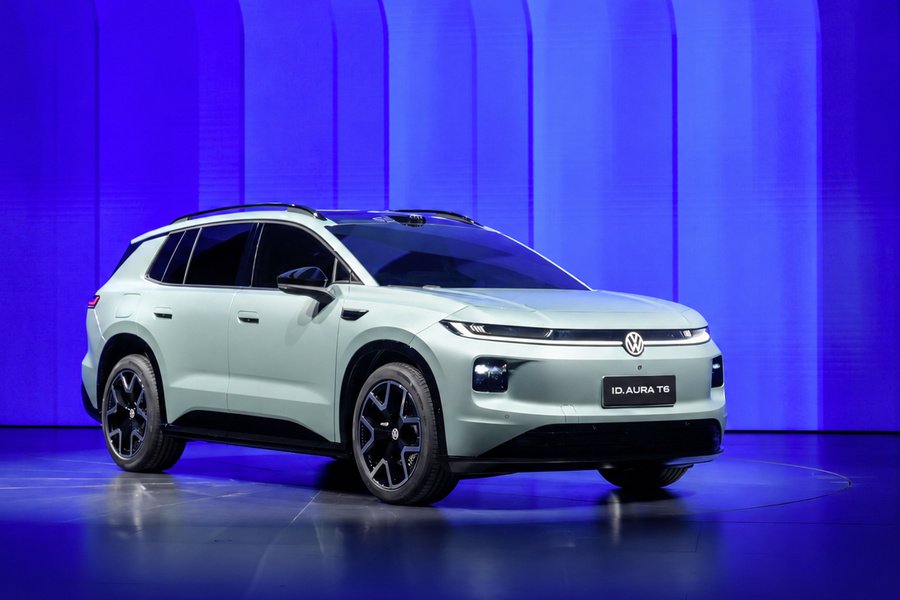 Des projecteurs effilés en haut, des modules d’éclairage séparés plus bas: la face avant marque déjà sa différence avec la gamme VW européenne.