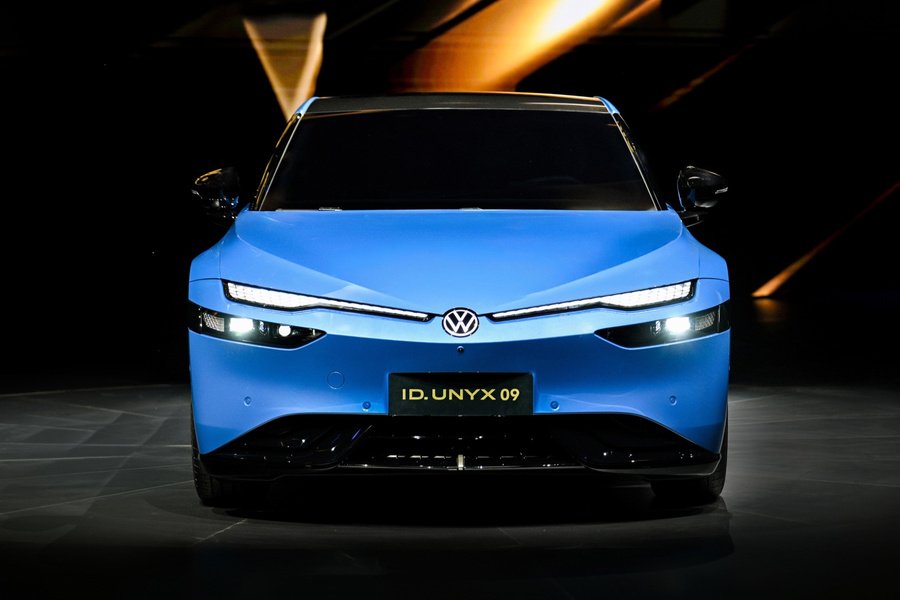Les optiques effilées se prolongent vers l’emblème de la marque. Un second niveau d’éclairage prend place en dessous.