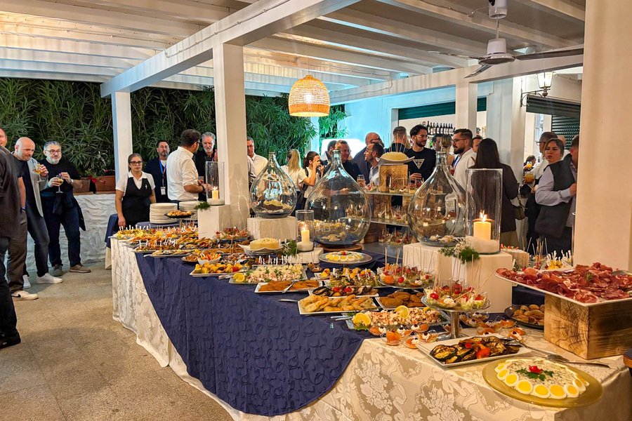 Une entrée en matière gourmande : le généreux buffet d’entrées du restaurant « Il Corallo » invite les membres du réseau à se servir et à échanger.