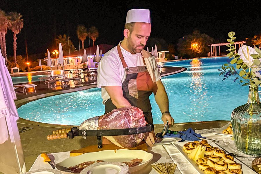 Fabrizio donne le ton gourmand de la soirée au buffet. Devant un tel choix, le plus difficile reste de se montrer raisonnable.