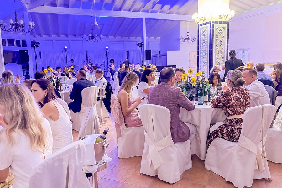 Températures estivales, ambiance de fête : les invités d’« Akzo Nobel » se retrouvent dans le pavillon pour la soirée de clôture de la rencontre anniversaire.