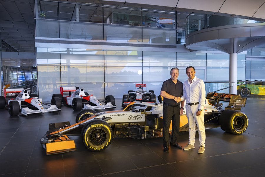 McLaren-Chef Zak Brown und Händler Tom Hartley Jnr präsentieren fünf Formel-1-Autos aus der Werkssammlung. Die Vergangenheit bekommt neue Besitzer – und einen Preis.  Foto: Tom Hartley Jnr