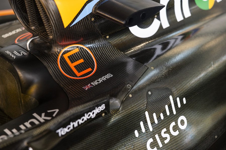 Carbon, Sponsorenlogos und der Name Norris: Die Fahrzeugbiografie steckt auch im Detail. Für Sammler gehört die Verbindung zum Fahrer zum Reiz des 2023er McLaren.  Foto: Tom Hartley Jnr
