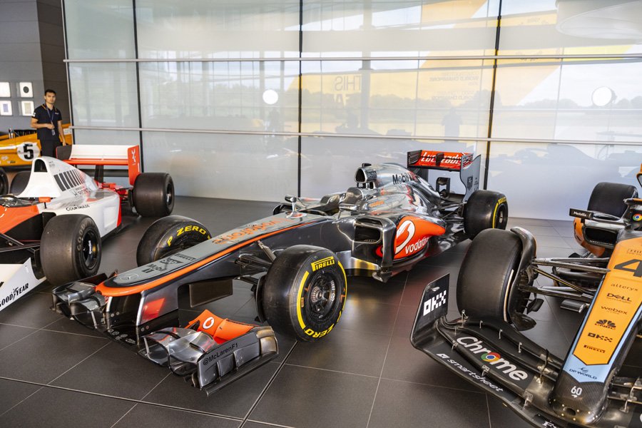 Chromglanz aus der V8-Ära: Den MP4/27A von 2012 setzte Jenson Button im Rennen ein, Lewis Hamilton im Test. Nun steht der Silberne zum Verkauf.  Foto: Tom Hartley Jnr