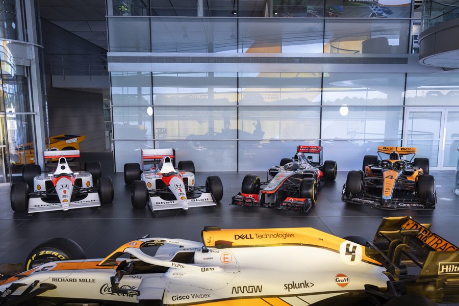 Cinq McLaren de 1991 à 2023 : de l’ère des V12 Honda à celle des motorisations turbohybrides modernes. Les monoplaces sont proposées individuellement.  Photo : Tom Hartley Jnr