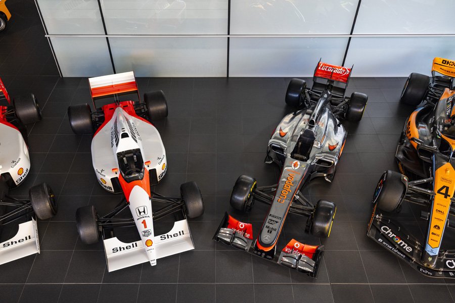 Rencontre entre V12 et V8 : la MP4/6A à moteur Honda de 1991 et la MP4/27A à moteur Mercedes de 2012 illustrent deux chapitres marquants de l’histoire de l’écurie.  Photo : Tom Hartley Jnr