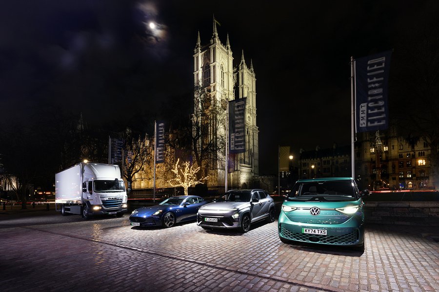 Elektromobilität vor britischer Kulisse: Fahrzeugausstellung beim Kongress «SMMT Electrified» in London. Veranstalter ist der britische Automobilverband SMMT.  Foto: Stan Papior / SMMT