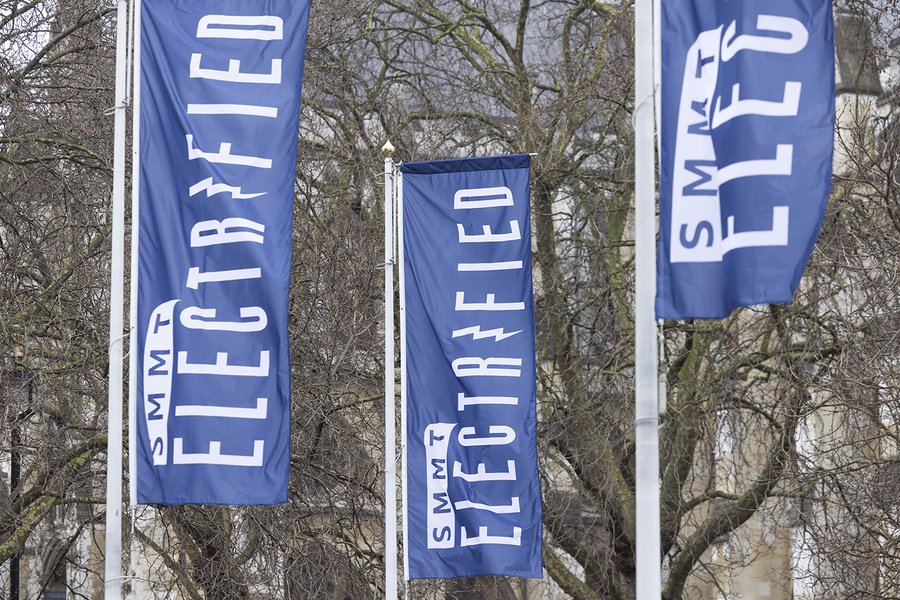 Les drapeaux annoncent la couleur : « SMMT Electrified » est le congrès de l’association professionnelle de l’industrie automobile britannique consacré à la transition vers les véhicules zéro émission. Photo : Fabio De Paola / SMMT
