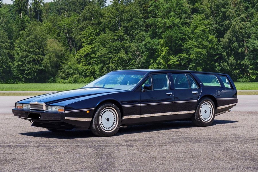 Roos Engineering machte aus diesem Aston Martin Lagonda von 1987 einen Shooting Brake. Die markante Keilform blieb erhalten – und bekam in Schweizer Hand eine ausgesprochen eigenwillige Fortsetzung.  Fotos: Courtesy of Broad Arrow Auctions