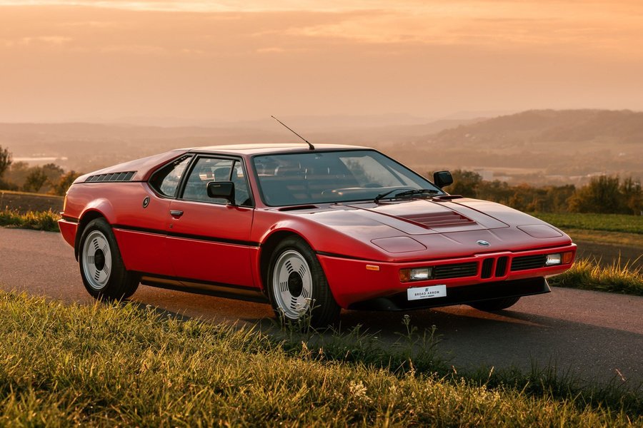 Roter Keil mit Schweizer Vorgeschichte: Dieser BMW M1 von 1981 wurde laut Katalog neu an Seger & Hoffmann geliefert. Die Schweizer Firma fertigte Carrosserien für die Procar-Rennwagen.  Fotos: Courtesy of Broad Arrow Auctions