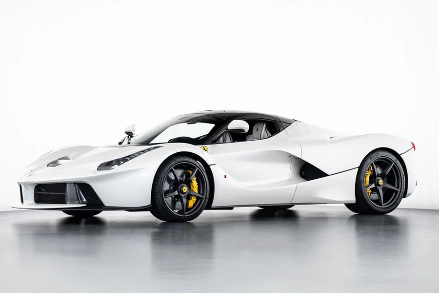 963 PS, laut Katalog erst 92 Kilometer: Dieser LaFerrari von 2015 hat bislang vor allem das Stillstehen perfektioniert. Dabei brachte Ferrari mit dem Modell den Hybridantrieb erstmals auf die Strasse.  Fotos: Courtesy of Broad Arrow Auctions