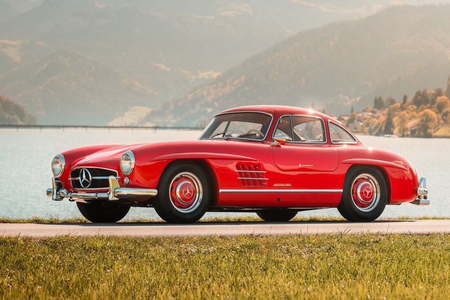 Les portes papillon de la Mercedes-Benz 300 SL sont devenues l’emblème de toute une époque du sport automobile. Le catalogue attribue pour premier propriétaire à cet exemplaire rouge de 1955 Alex Raymond, le créateur de «Flash Gordon». Photo : Courtesy of Broad Arrow Auctions