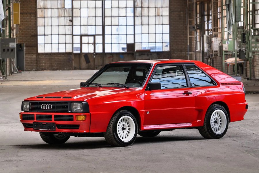 Cette Audi Sport quattro de 1985 vient d’une époque où les règlements du rallye faisaient naître des voitures de route particulièrement déraisonnables. Son cinq-cylindres turbo développe 306 ch. La carrosserie anguleuse se charge des présentations. Photo : Courtesy of Broad Arrow Auctions