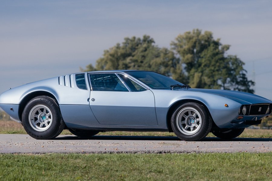 Giugiaro a dessiné la silhouette, Ford a fourni le V8. La De Tomaso Mangusta de 1969 conjugue l’audace italienne et la force américaine. Plus d’un demi-siècle après, elle n’a toujours pas l’air d’avoir choisi la raison. Photo : Courtesy of Broad Arrow Auctions