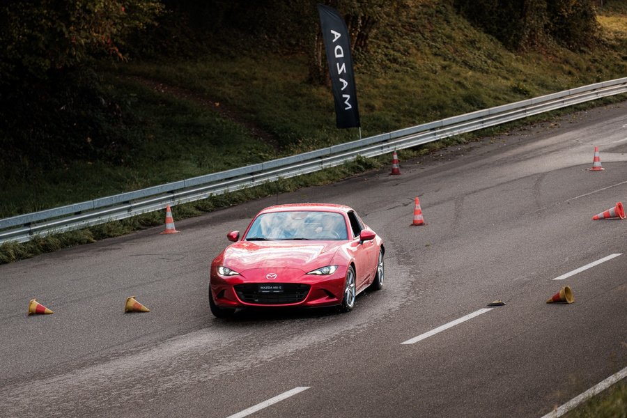 Der MX-5 bringt die Roadster-Perspektive ins Fahrprogramm. Zwischen den Pylonen waren eine saubere Linie und präzise Lenkbewegungen gefragt.
