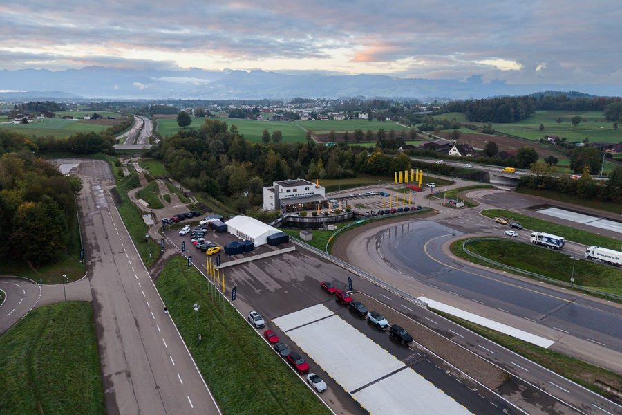 Kunden, Mazda-Garagisten, Flottenkunden und Medien waren zur Driving Experience eingeladen. Die Anlage in Betzholz bot reichlich Raum, die Fahrzeuge unter unterschiedlichen Bedingungen kennenzulernen.