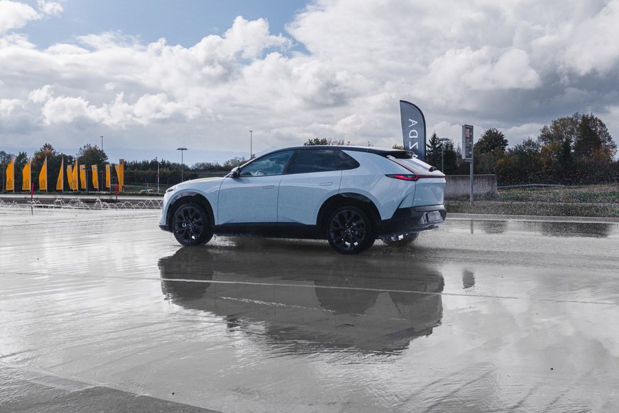 Le CX-6e électrique transmet 258 ch aux roues arrière. Sur le parcours de maniabilité, il nous a surpris par son roulis contenu et la stabilité de sa caisse.
