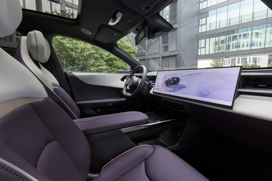 Le grand écran tactile donne le ton à bord du CX-6e et se prolonge jusque devant le passager. Les surfaces claires et les sièges couleur améthyste signent un intérieur épuré au caractère bien affirmé.