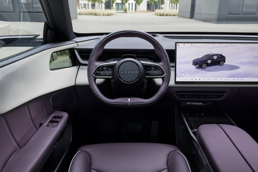 L’espace se libère derrière le volant : le CX-6e confie les principales informations de conduite à un affichage tête haute. De nombreuses fonctions du véhicule se commandent depuis le grand écran tactile.