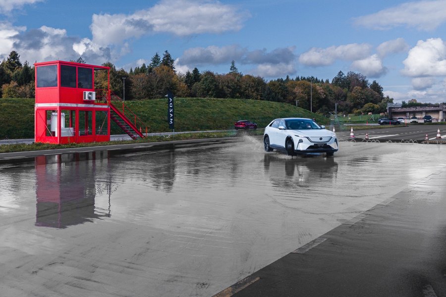 Un grand électrique sur une aire arrosée : l’atelier de sécurité permettait d’observer les réactions du véhicule et de travailler les bons gestes au volant.