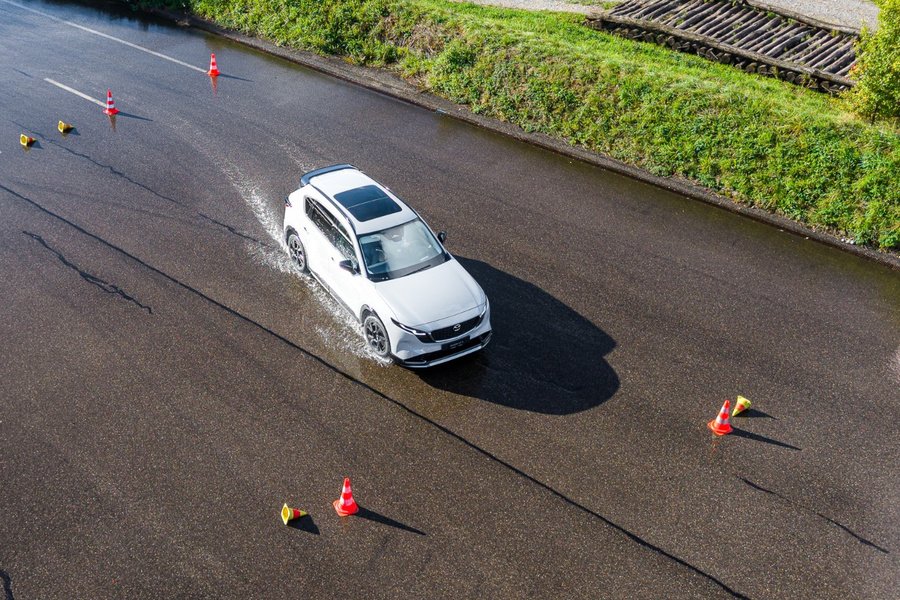 Le CX-5 sur le parcours balisé. La comparaison des deux SUV nous a permis d’apprécier les mouvements de caisse encore mieux contenus du CX-6e électrique dans les exercices de maniabilité.