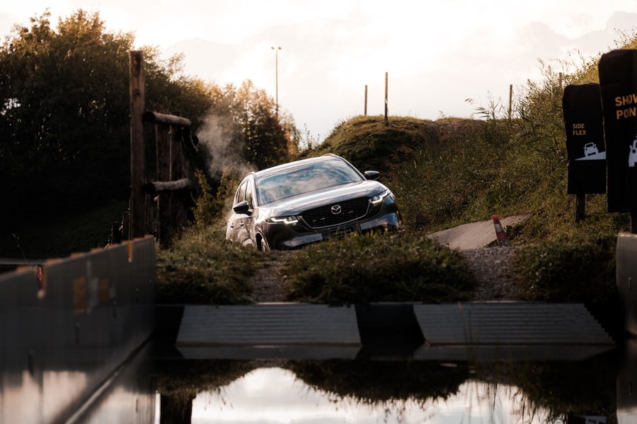 Le dévers faisait partie de l’exercice : le CX-5 devait négocier plusieurs passages accidentés. Le choix de la trajectoire et la finesse des gestes au volant prenaient ici toute leur importance.
