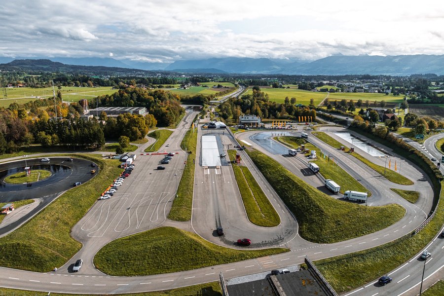 Le centre de conduite TCS de Betzholz en vue aérienne. Mazda y associait la présentation de sa gamme à des ateliers pratiques consacrés à la sécurité, au plaisir de conduire et au tout-terrain.